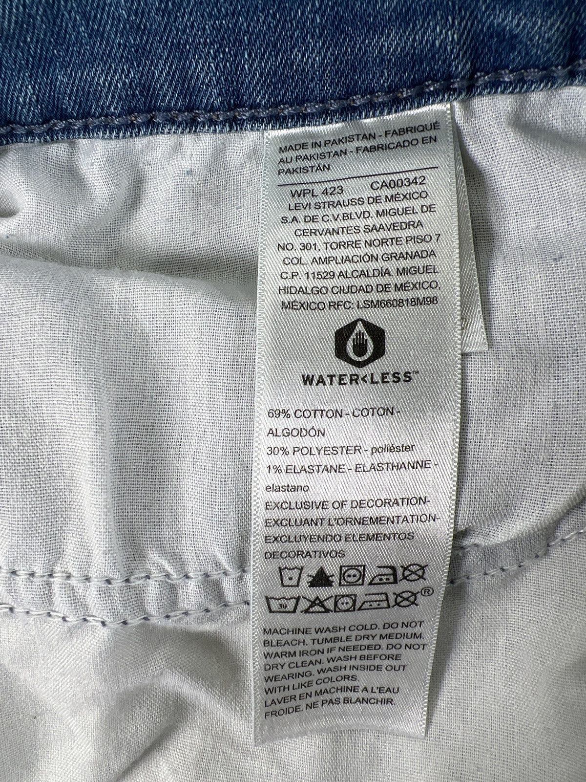 Levi’s Women’s Light Wash Mid Rise Capri Denim Jeans - 14/32