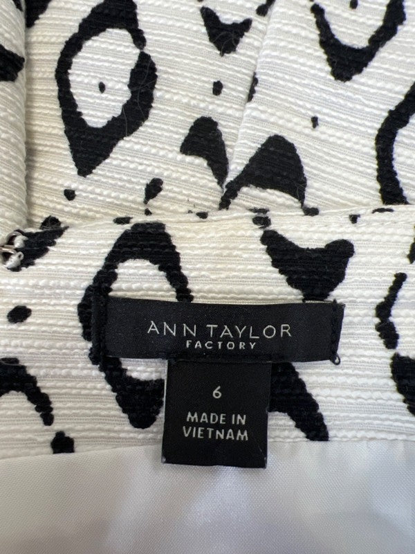 Ann Taylor Women's White/Black Textured Straight Skirt - 6 image 3