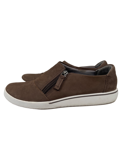 Clarks Collection Women's Gray/Taupe Suede Soft Cushion Side Zip Shoes - 8 image 5