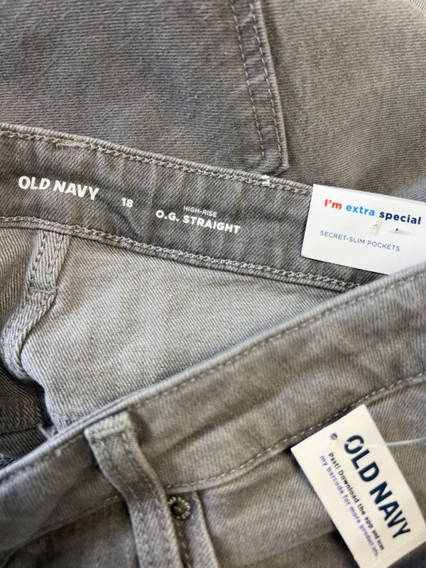 Old Navy Women's Gray Distressed OG Straight High Rise Denim Jean Shorts - 18 image 3