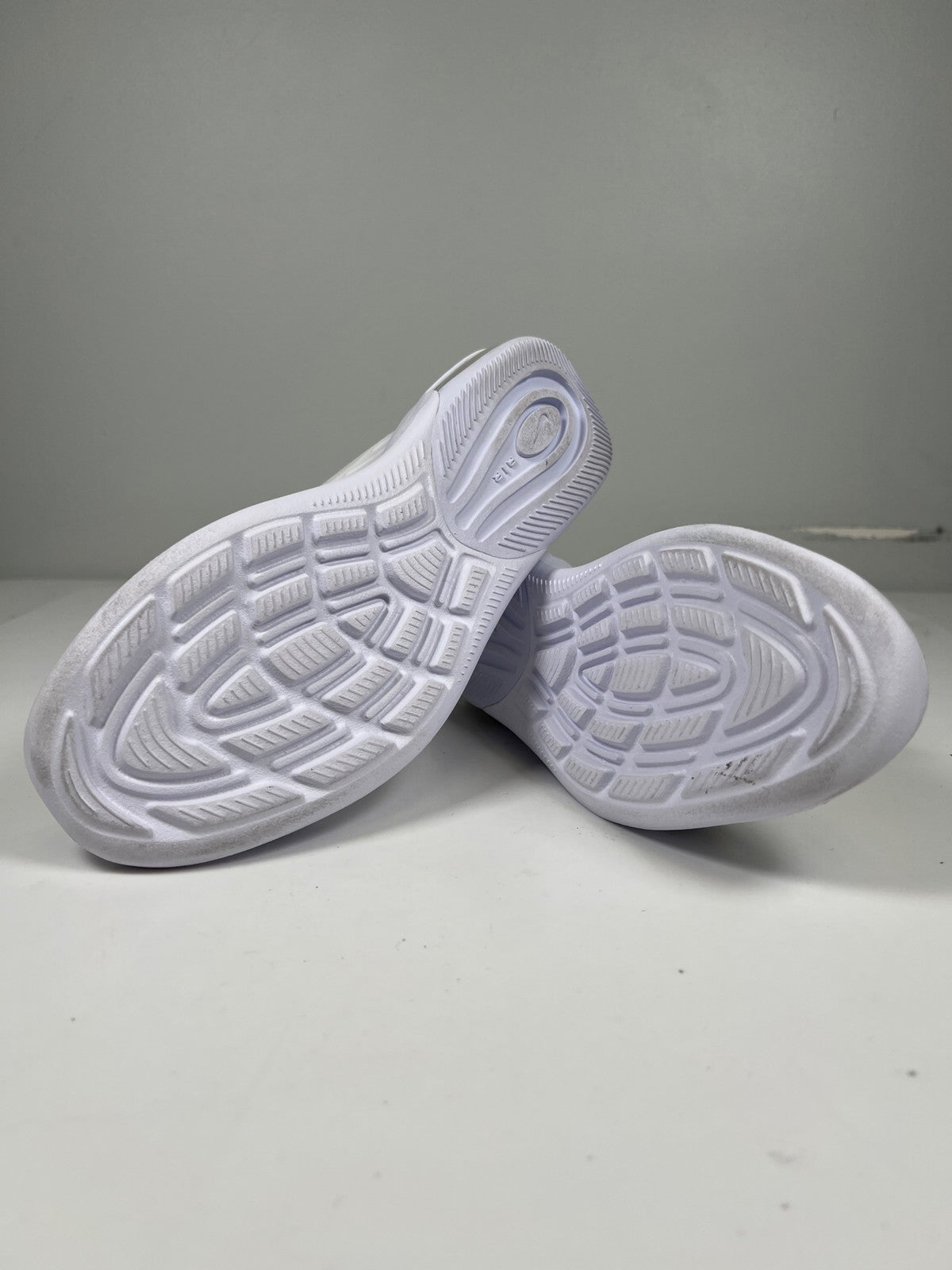 Nike Air Max Women’s White Axis Lace Up Athletic Shoes - 8