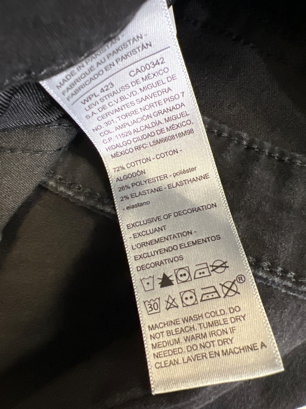 Levi’s Signature Women’s Black Totally Shaping Straight Jeans - 18