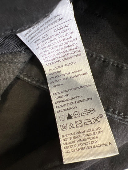 Levi’s Signature Women’s Black Totally Shaping Straight Jeans - 18