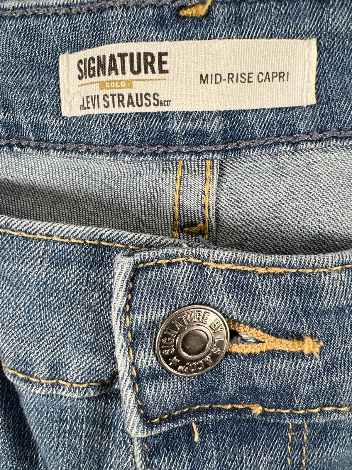 Levi’s Women’s Light Wash Mid Rise Capri Denim Jeans - 14/32