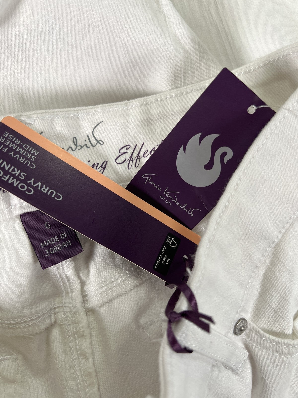 Gloria Vanderbilt Women’s White Curvy Skimmer Capri Jeans - 6