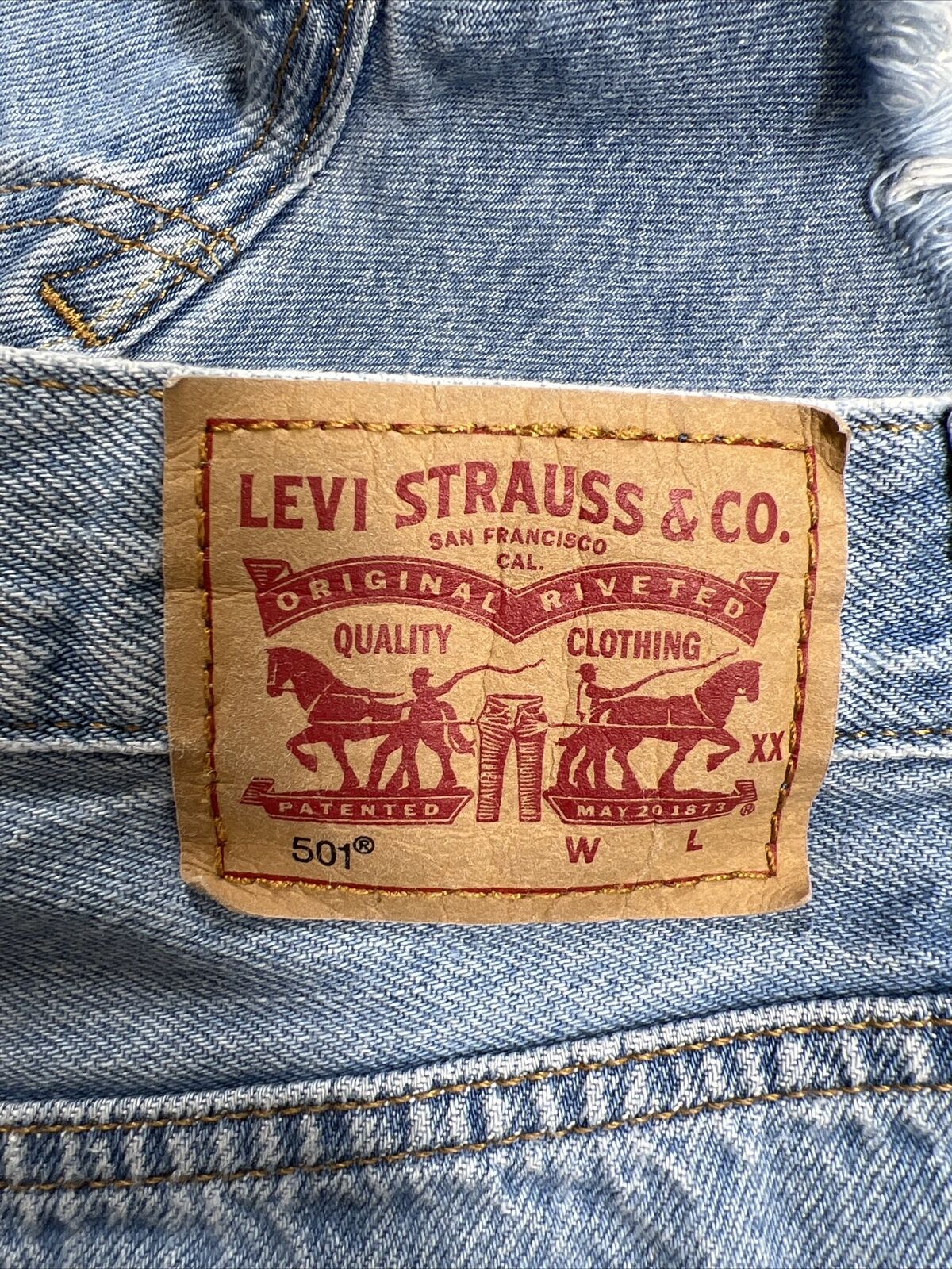 Levi's Shorts vaqueros de mezclilla desgastados de talle alto 501 con lavado claro para mujer - 30