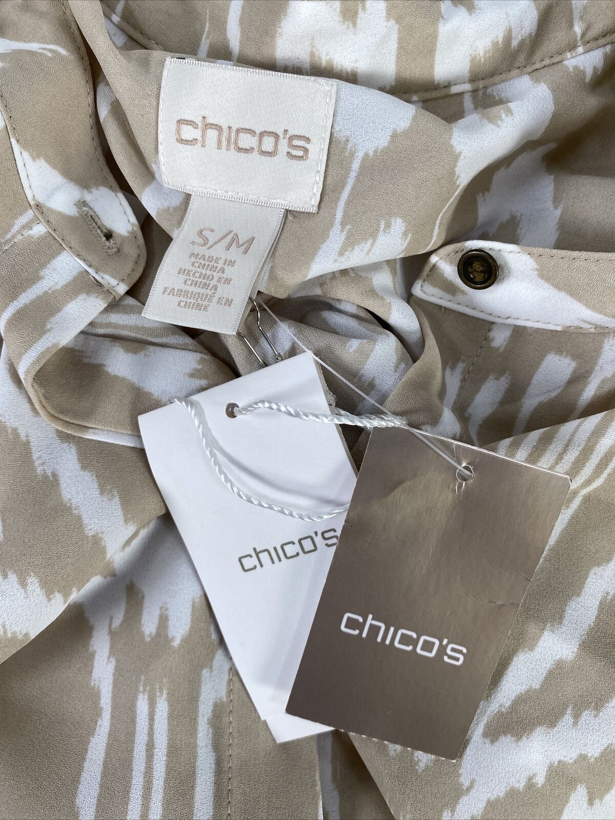 NUEVO Blusa con botones Ikat en color beige/blanco para mujer de Chico's - S/M