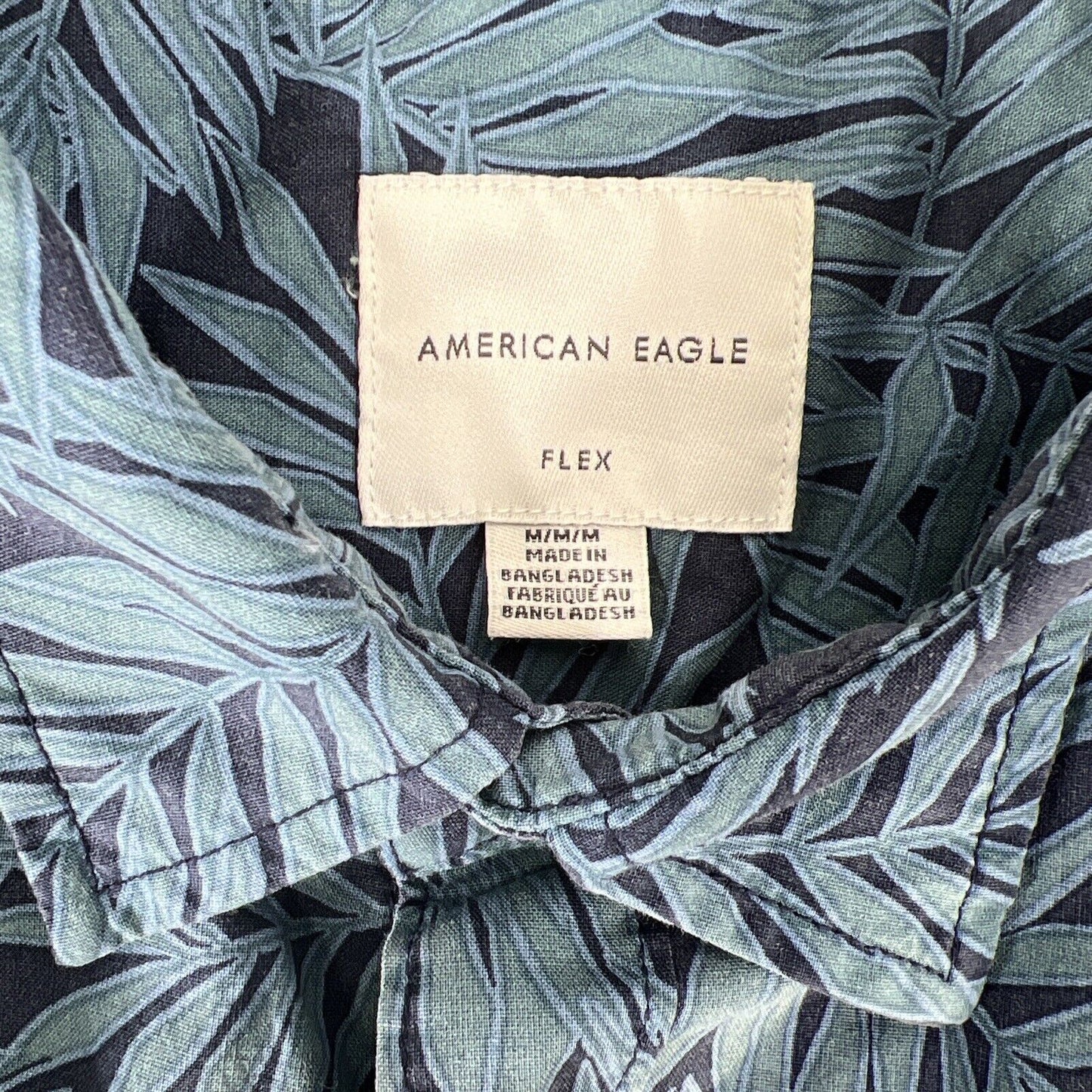 NUEVA camisa con botones de manga corta flexible y floral azul de Amerian Eagle para hombre - M