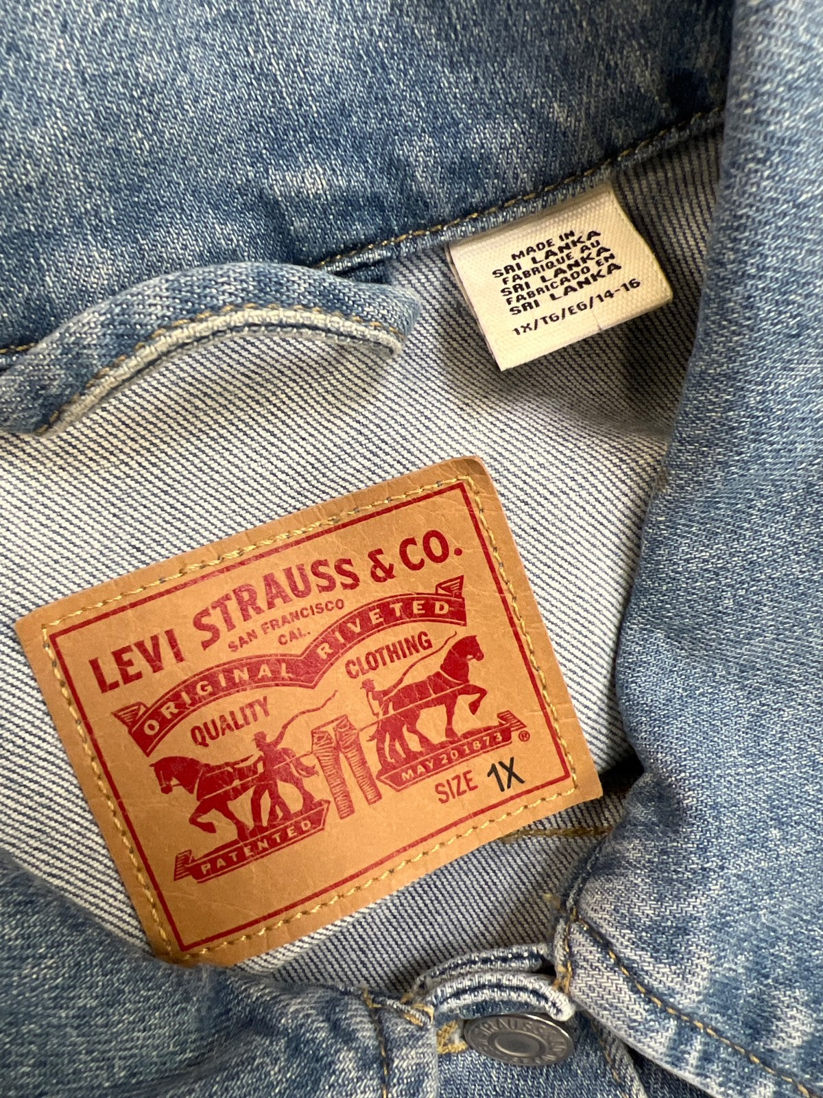 Levi’s Women’s Medium Wash Long Sleeve Button Up Denim Jacket - Plus 1X