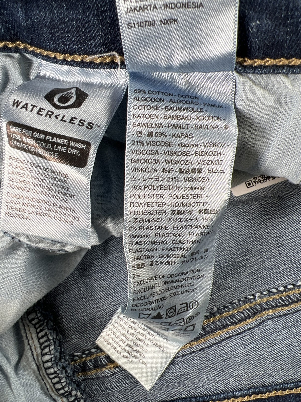 Levi’s Women’s Dark Wash Mid Length Cut Off Denim Jean Shorts - 33