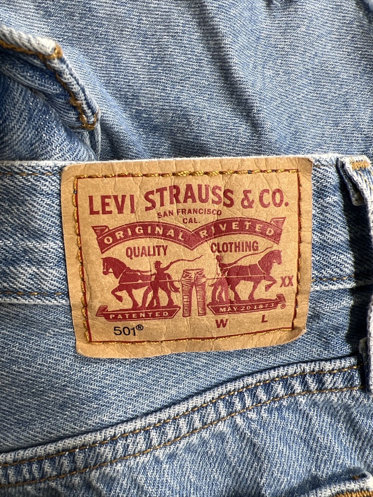 Levi's Shorts vaqueros de mezclilla desgastados de talle alto 501 con lavado claro para mujer - 30