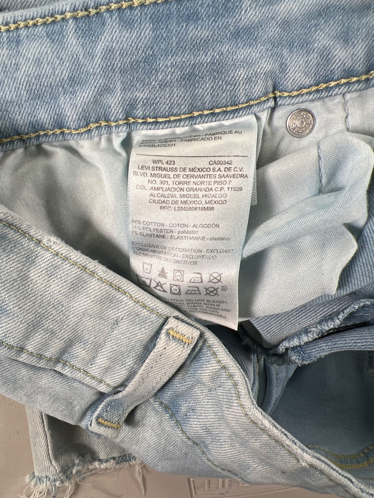 Denizen from Levi’s Women’s Light Wash Mid Rise Boyfriend Denim Jeans - 10