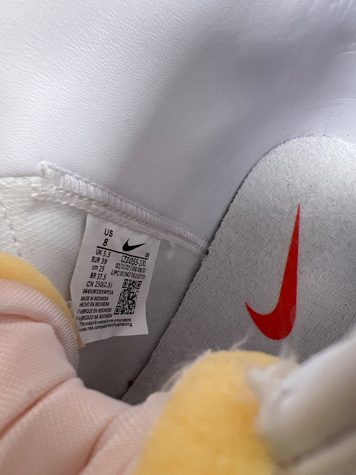 Nike Women’s White Blazer 77 High Top Lace Up Sneakers - 8