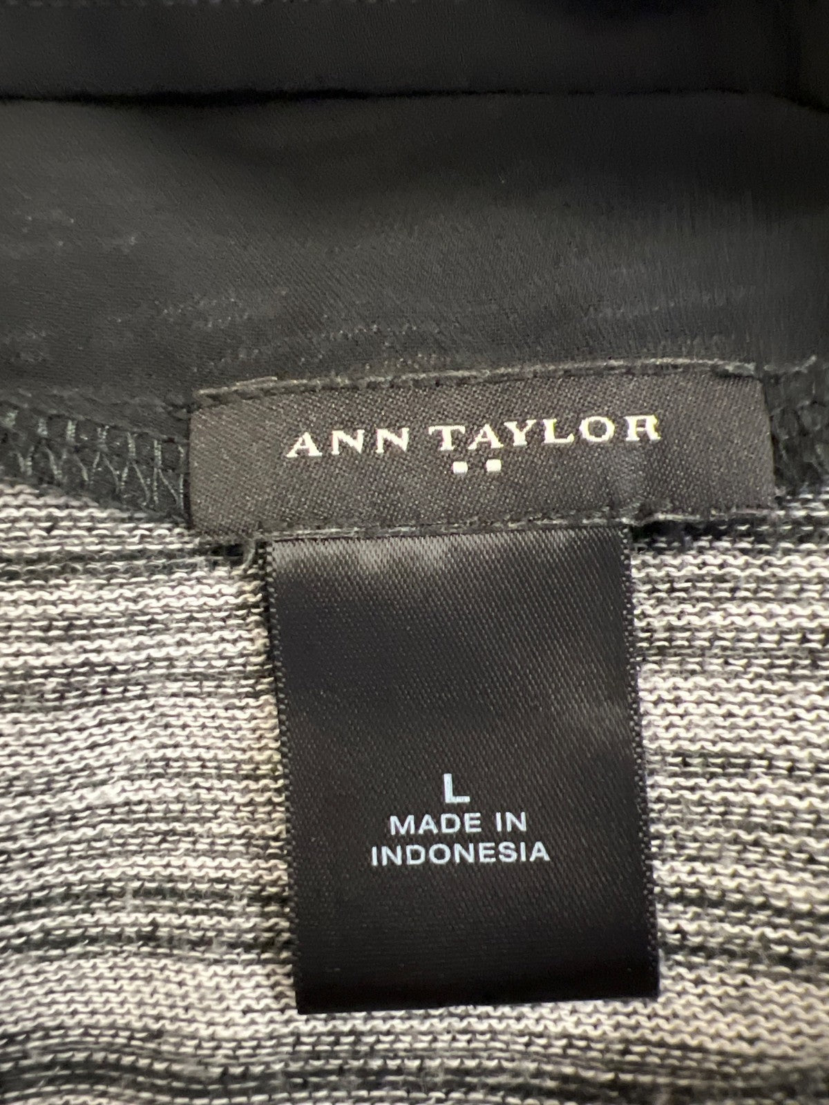 Ann Taylor Women’s Black/Gray Mesh Trim Sleeveless Knit Blouse - L