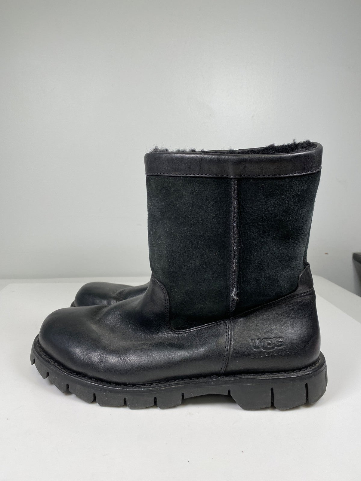 UGG Men’s Black Leather/Suede Shearling Lined Boots - 12