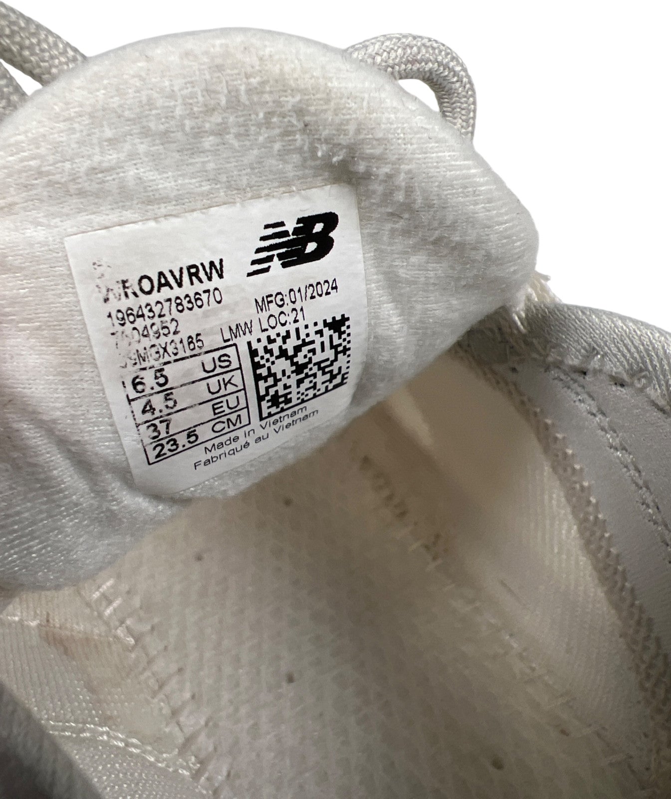 New Balance Women’s White Fresh Foam Roav Lace Up Athletic Shoes - 6.5