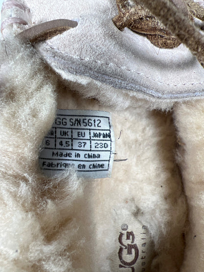 UGG Dakota Women’s Light Beige Shearling Lined Dakota Slippers - 6