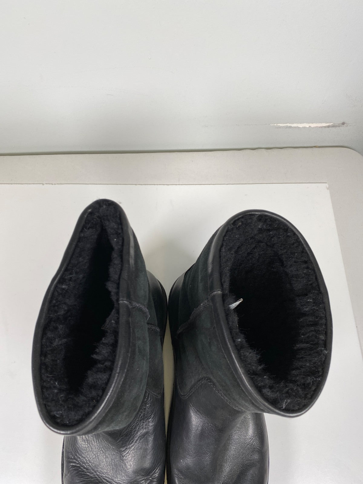 UGG Men’s Black Leather/Suede Shearling Lined Boots - 12