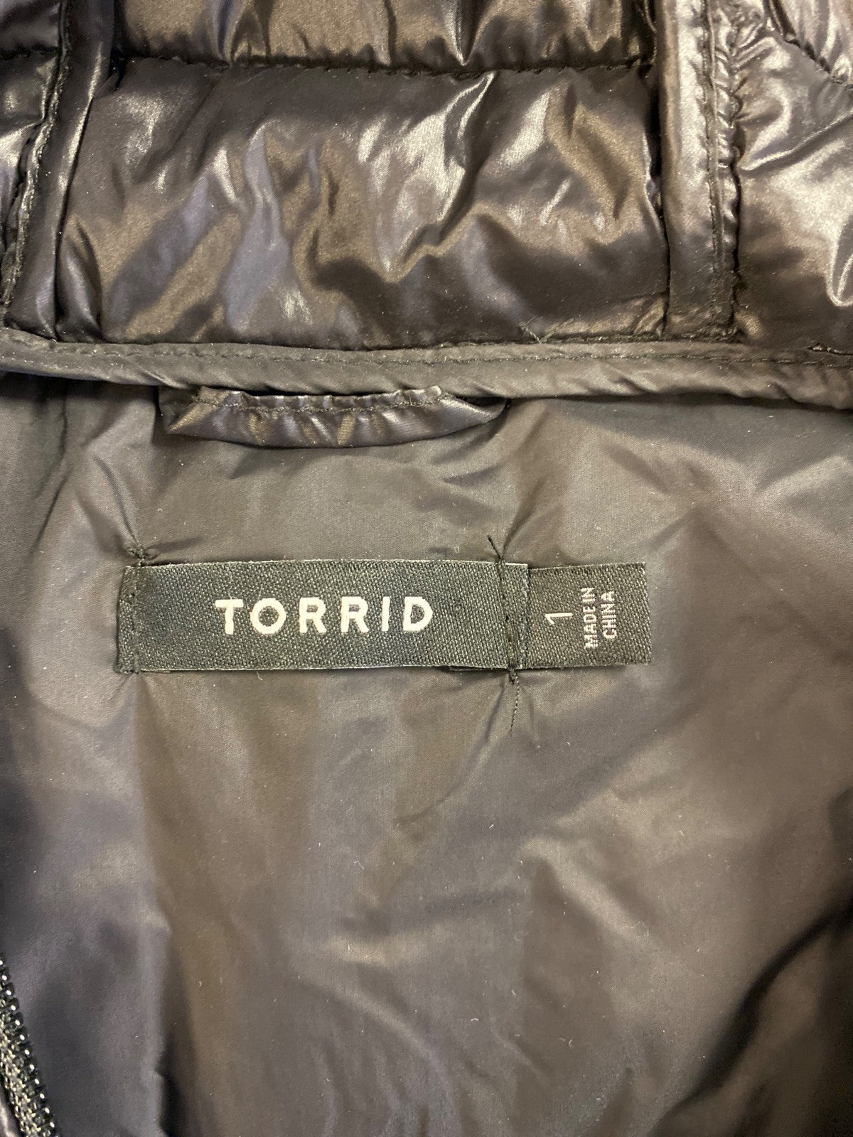 Torrid Women’s Black/Silver Full Zip Hooded Light Puffer Jacket - Plus 1