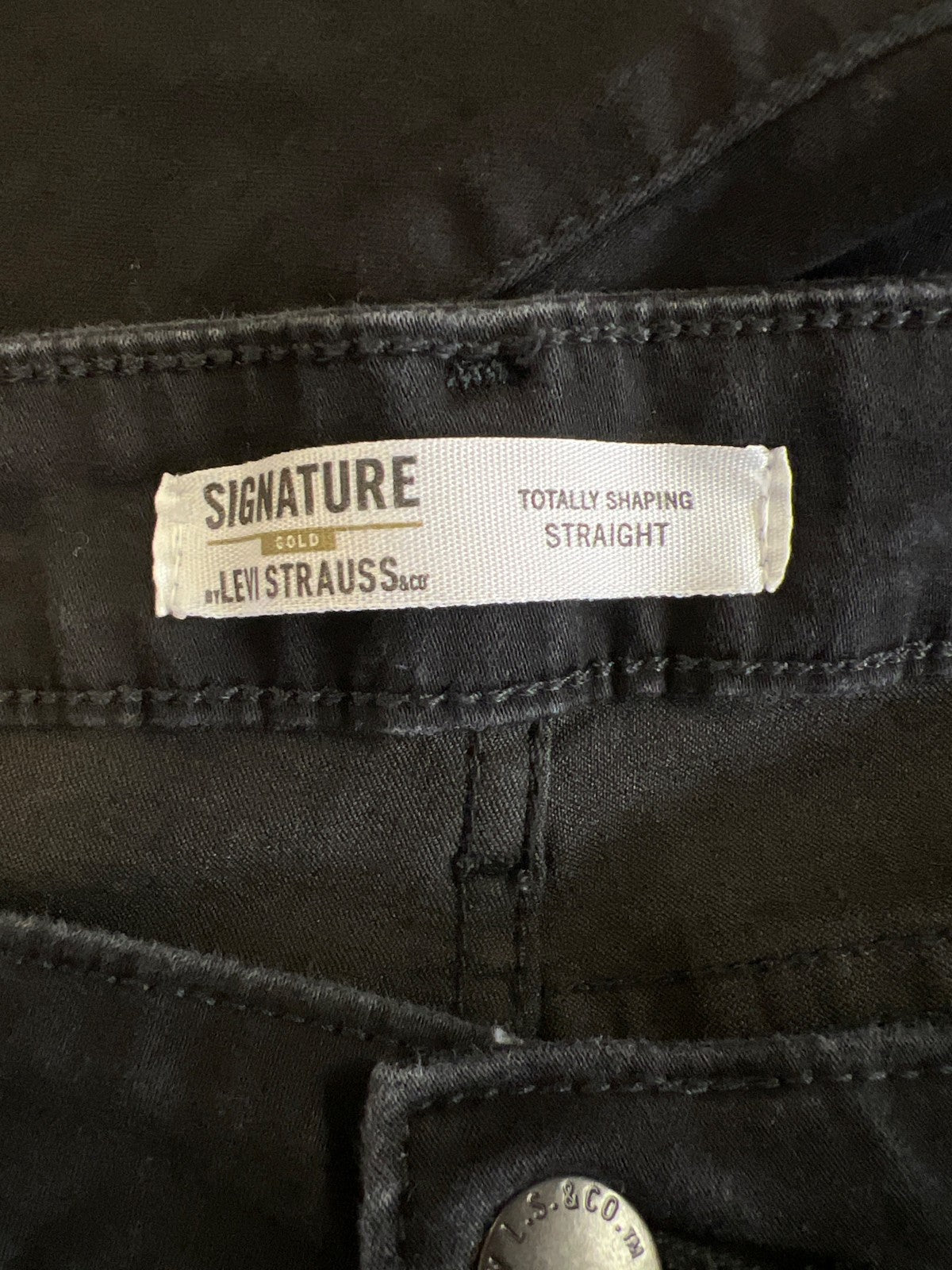 Levi’s Signature Women’s Black Totally Shaping Straight Jeans - 18
