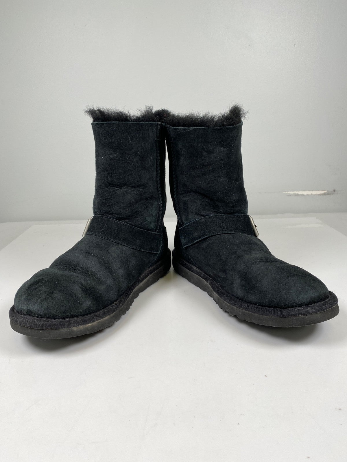 UGG Women’s Black Blaise Zipper Side Short Shearling Boots - 6