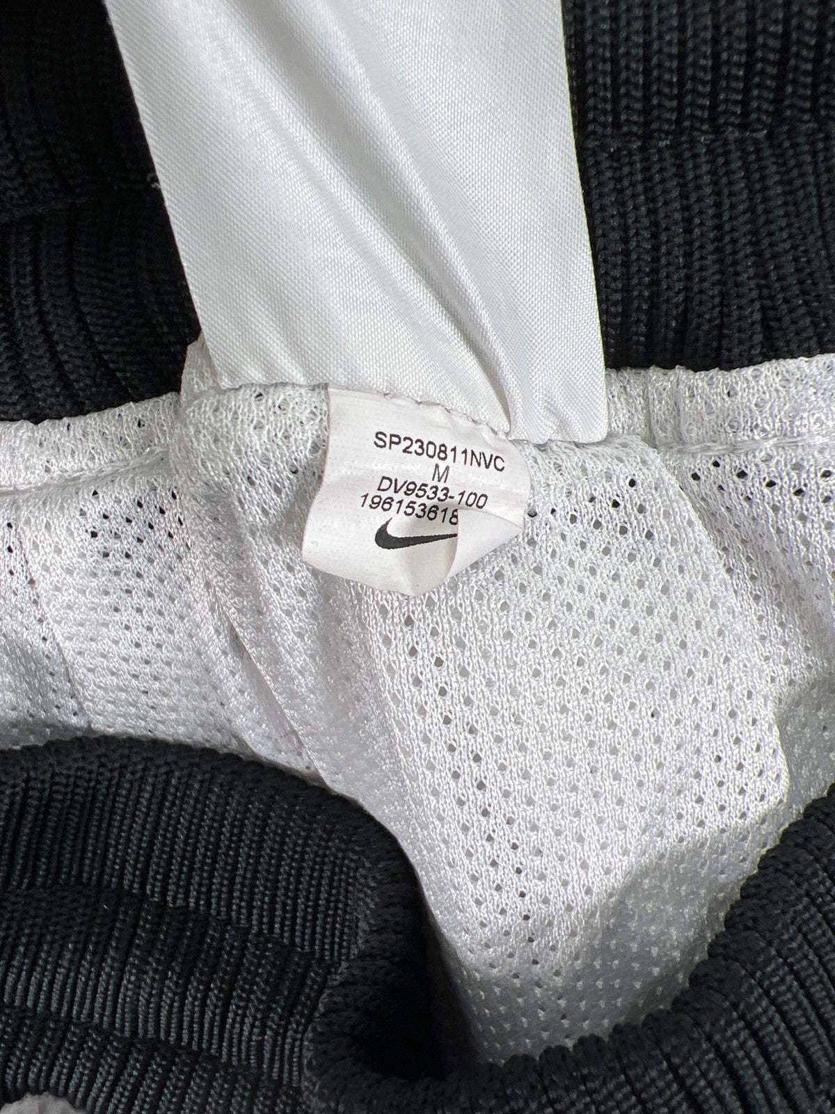 Nike Men’s White/Black Mesh Lined Circa 8” Athletic Basketball Shorts - M
