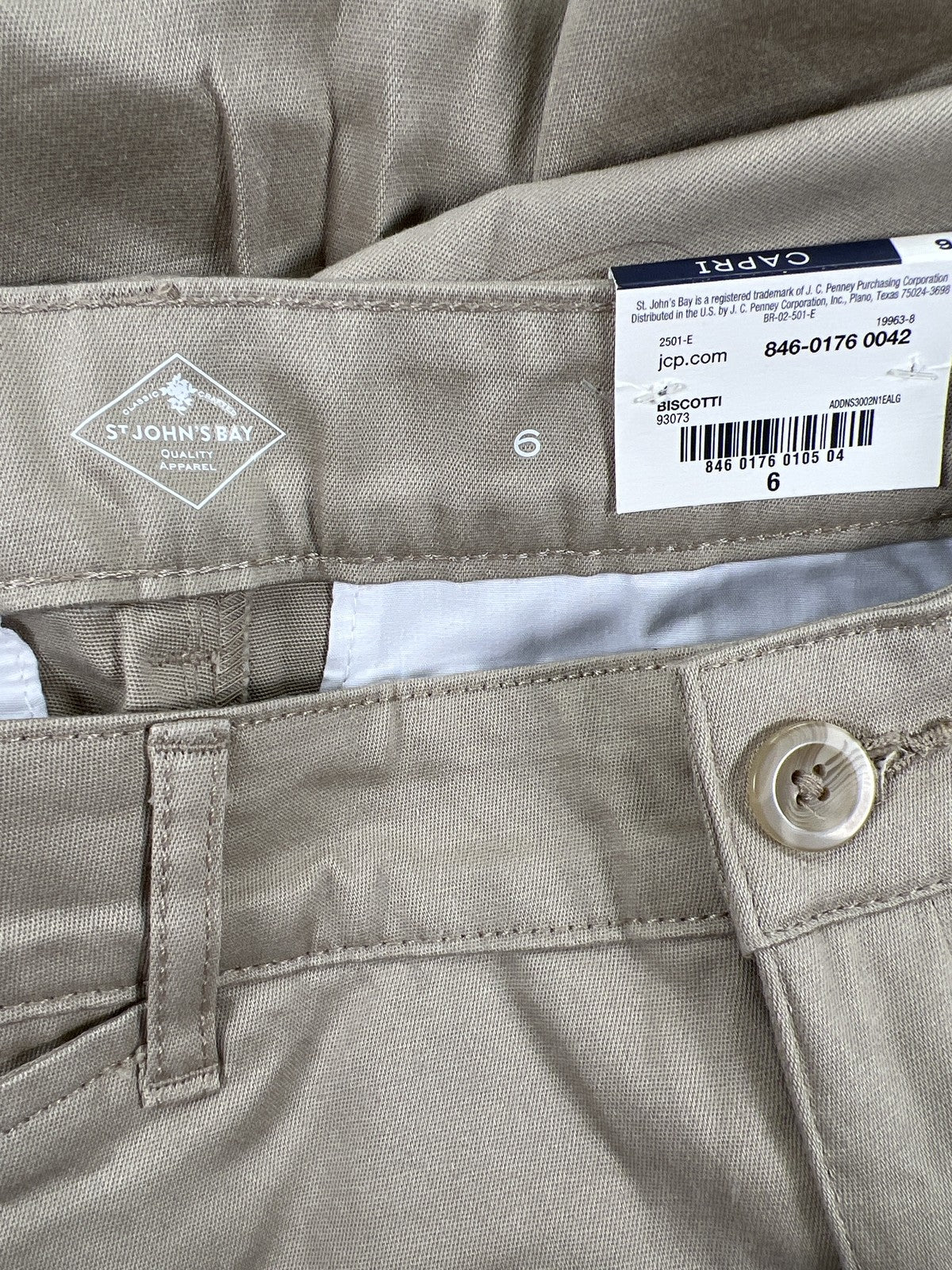 NEW St Johns Bay Women’s Beige Capri Pants - 6