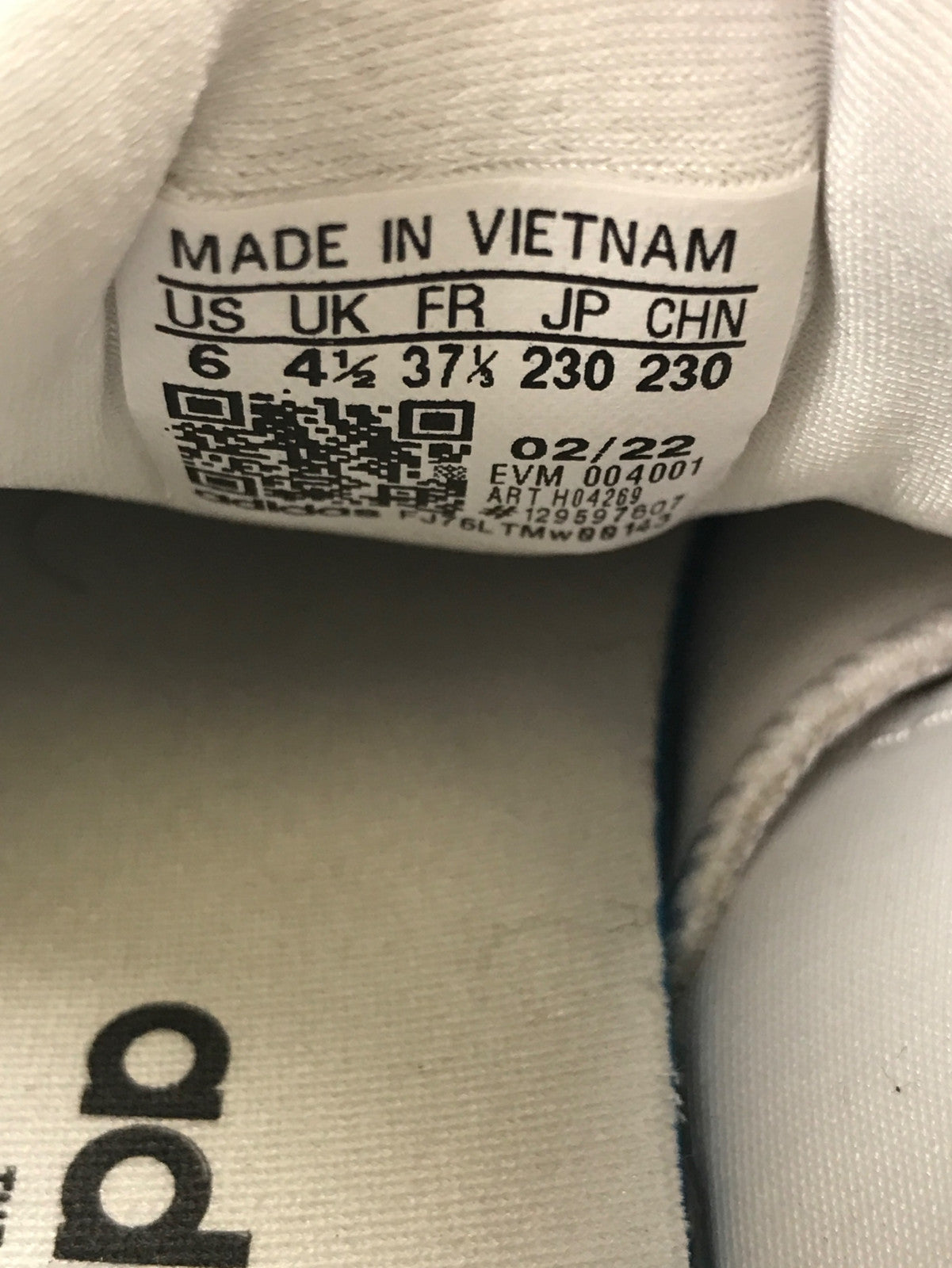 Adidas Women’s White/Ivory Ozelia Lace Up Athletic Shoes - 6