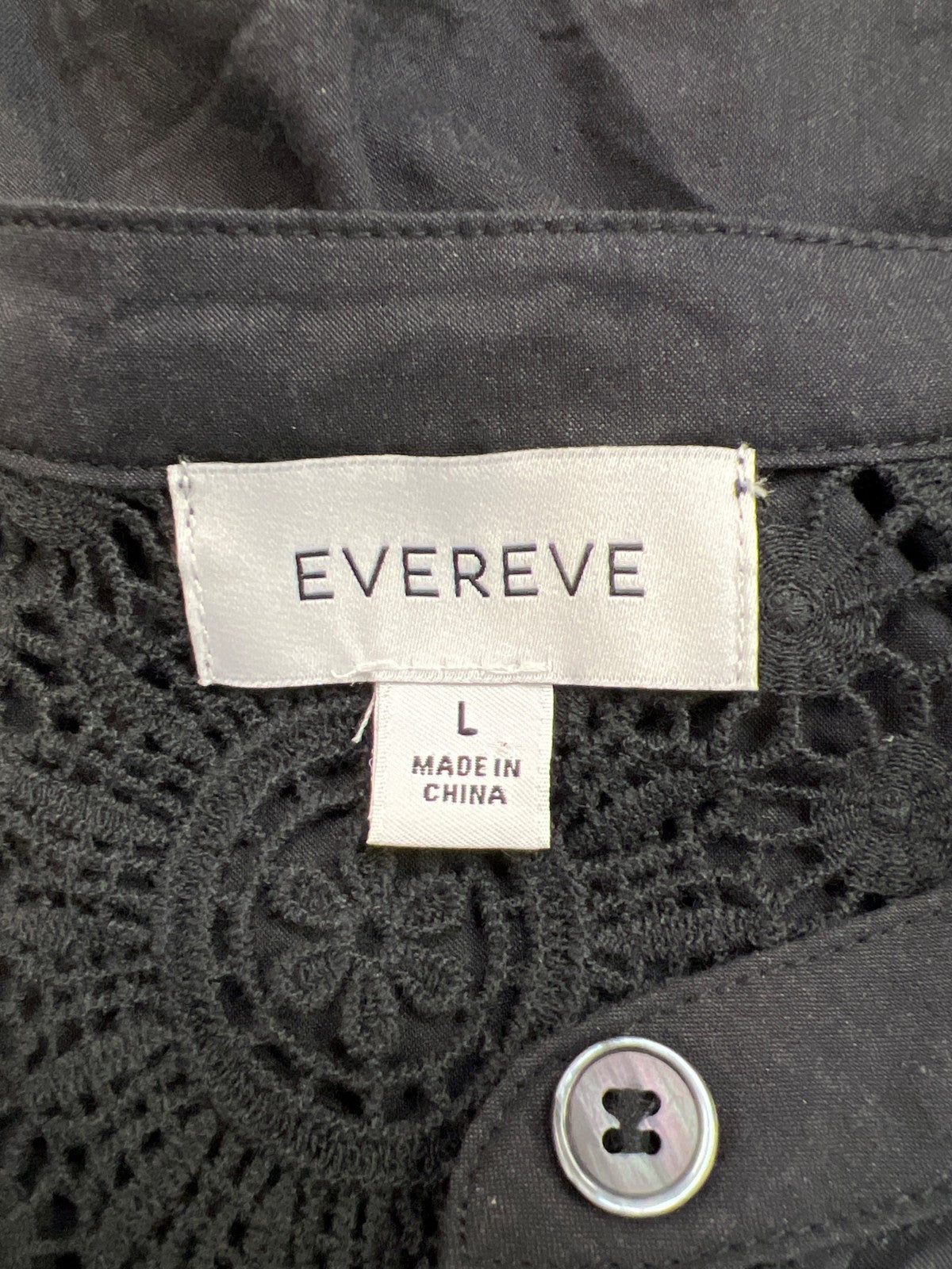 Evereve Women’s Black Short Sleeve Crochet Back Button Up Blouse - L