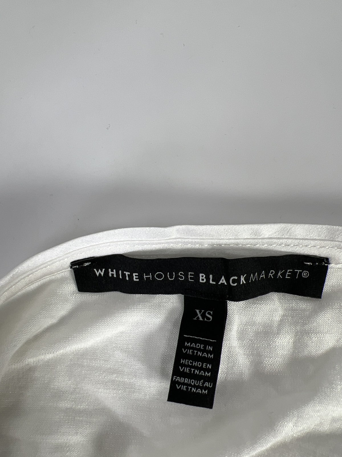 White House Black Market Women’s White Short Sleeve V-Neck T-Shirt - XS