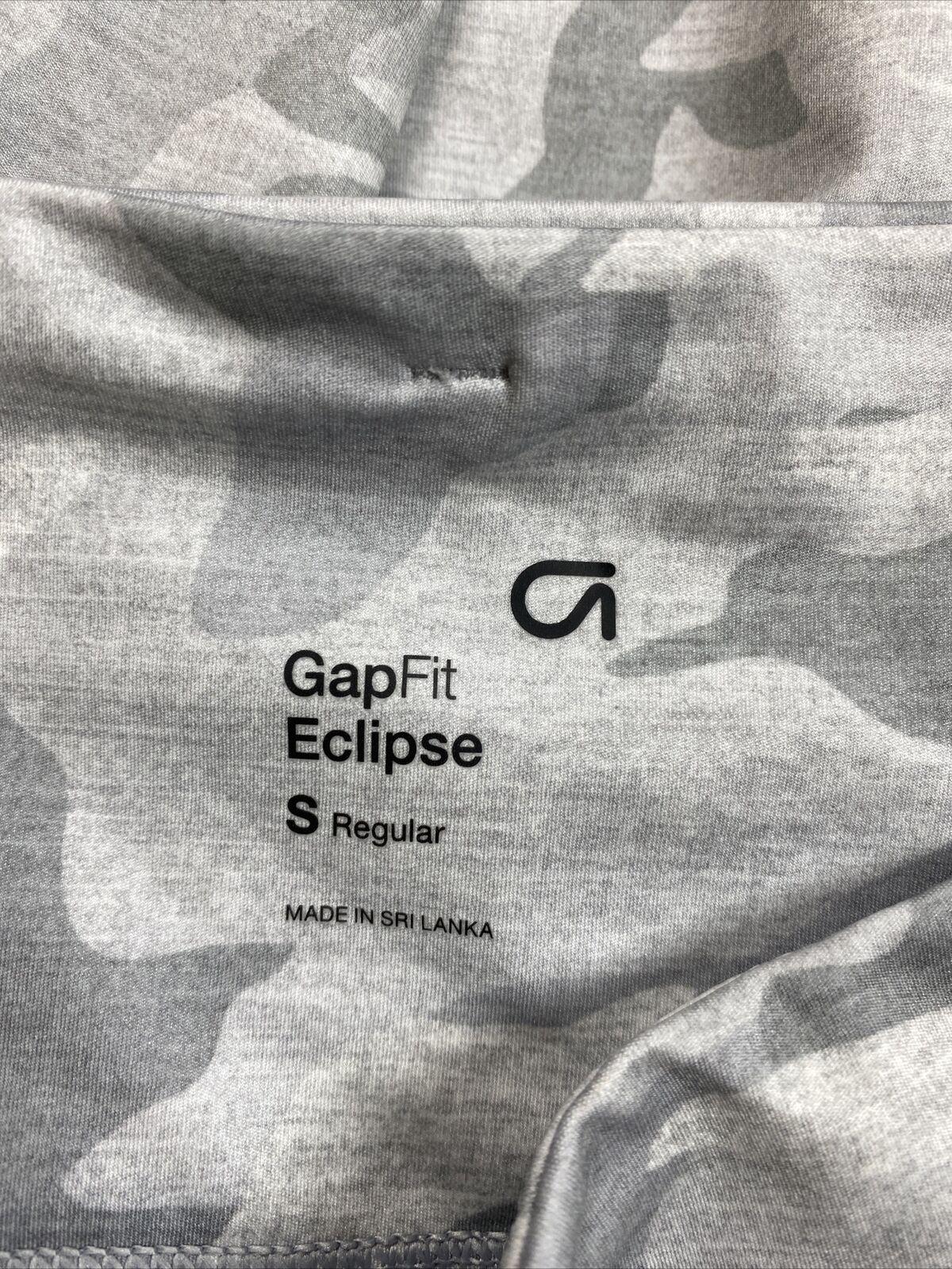 Leggings deportivos de tiro alto con eclipse de camuflaje gris para mujer Gap GapFit - S