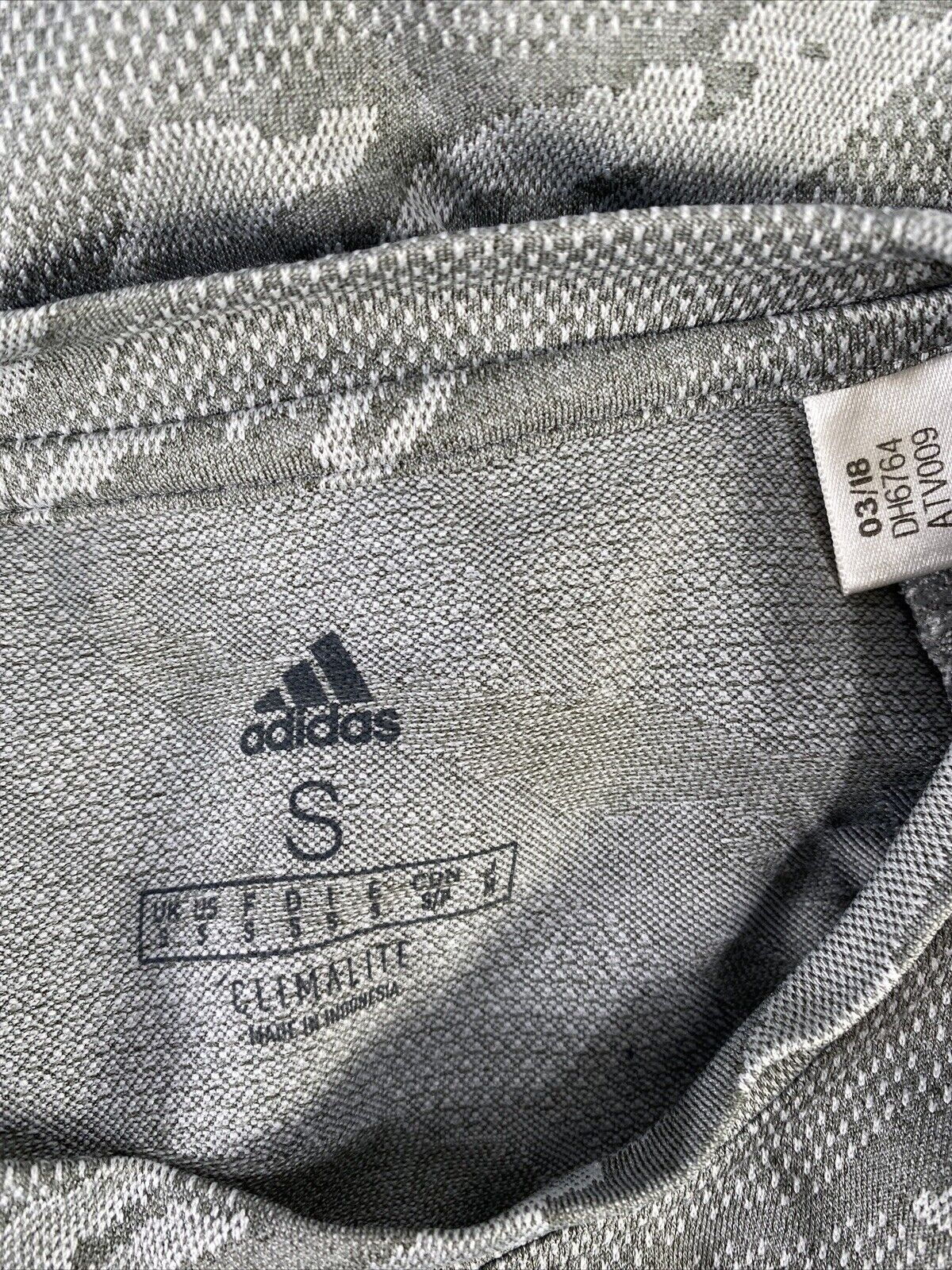 Adidas Camisa deportiva de manga corta de jacquard de camuflaje gris para hombre - S