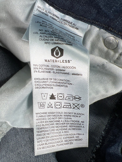 Levi Signature Women’s Dark Wash Mid Rise Capri Denim Jeans - 14