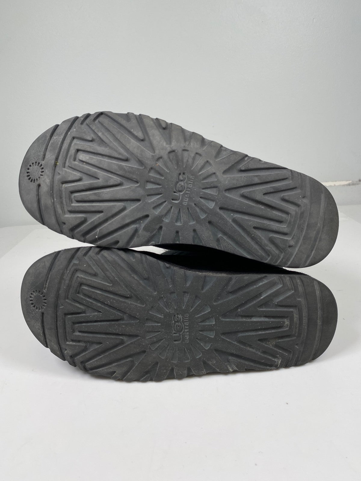 UGG Women’s Black Blaise Zipper Side Short Shearling Boots - 6