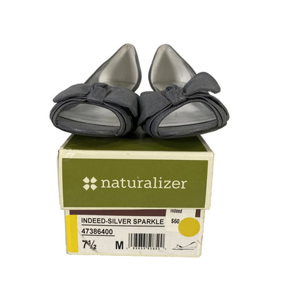 NUEVO Sandalias de cuña baja Naturalizer para mujer en color gris/plateado brillante -7,5