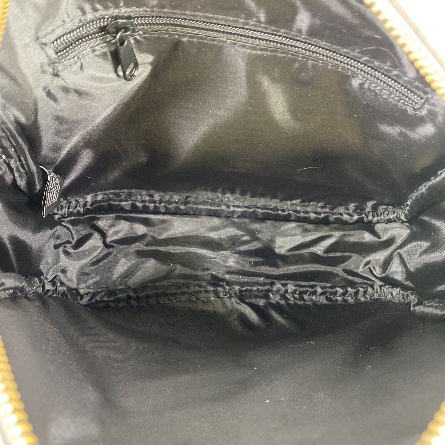 NUEVO bolso cruzado plateado con relieve de reptil de Victoria's Secret para mujer