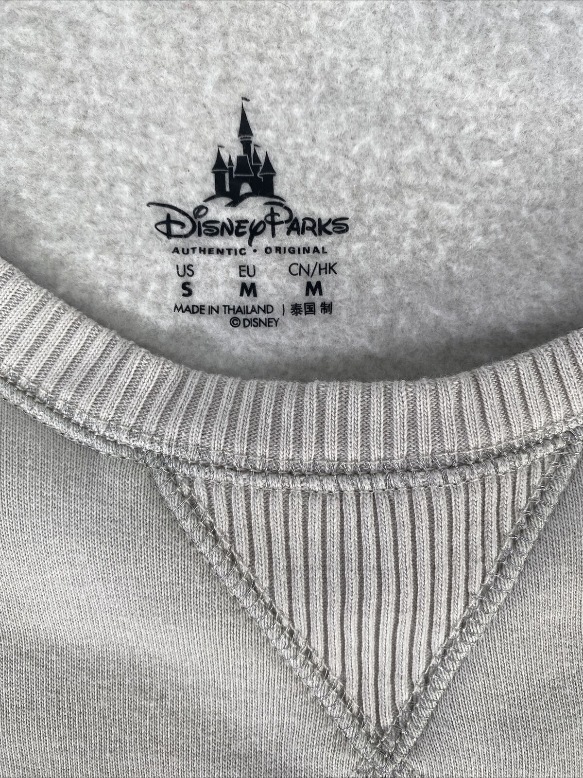 Sudadera gris con cuello redondo y bordado "2018" de Disney Parks para mujer - S
