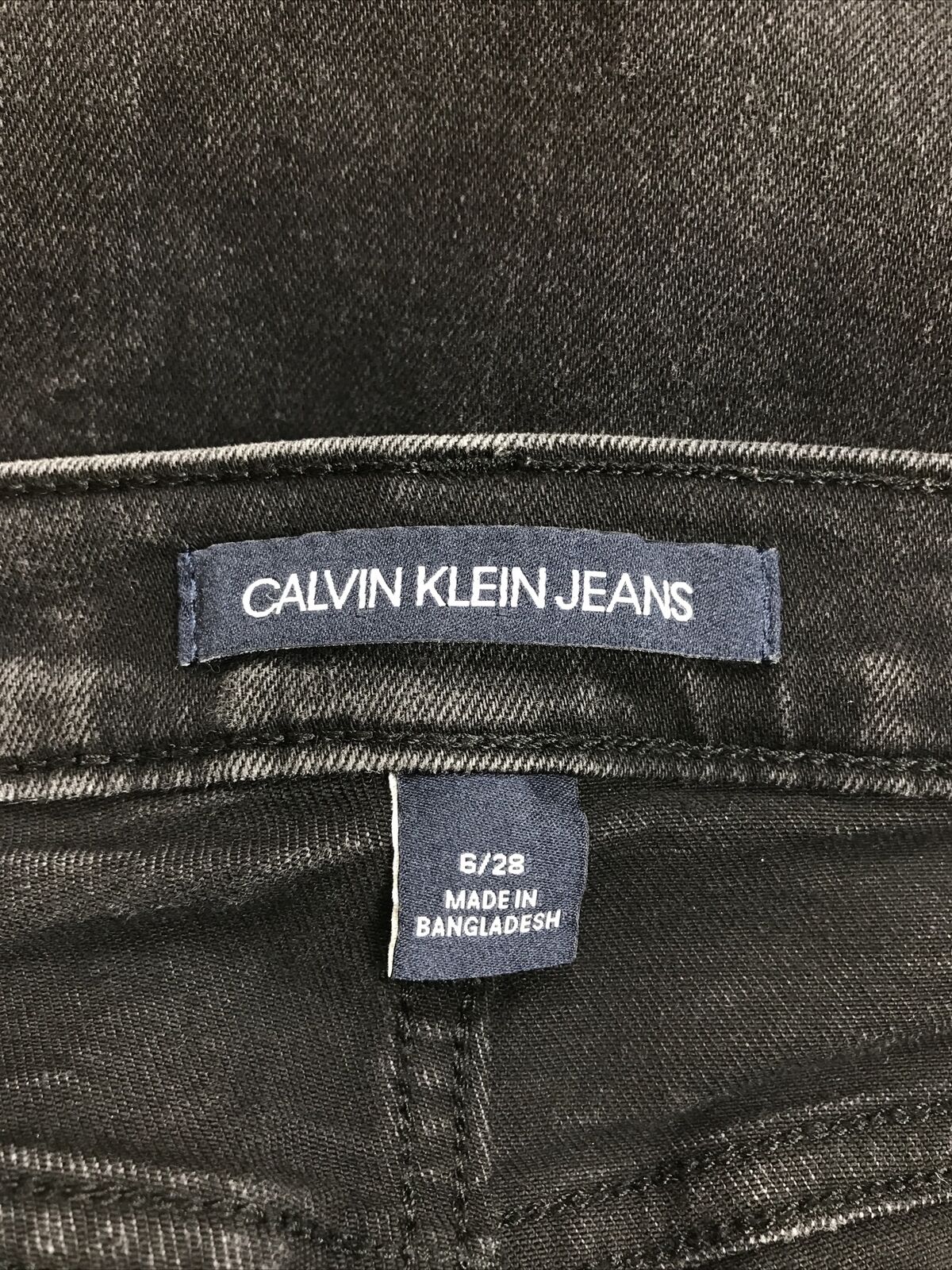 Calvin Klein Jeans ajustados de tiro alto elásticos de mezclilla negra para mujer - 6/28