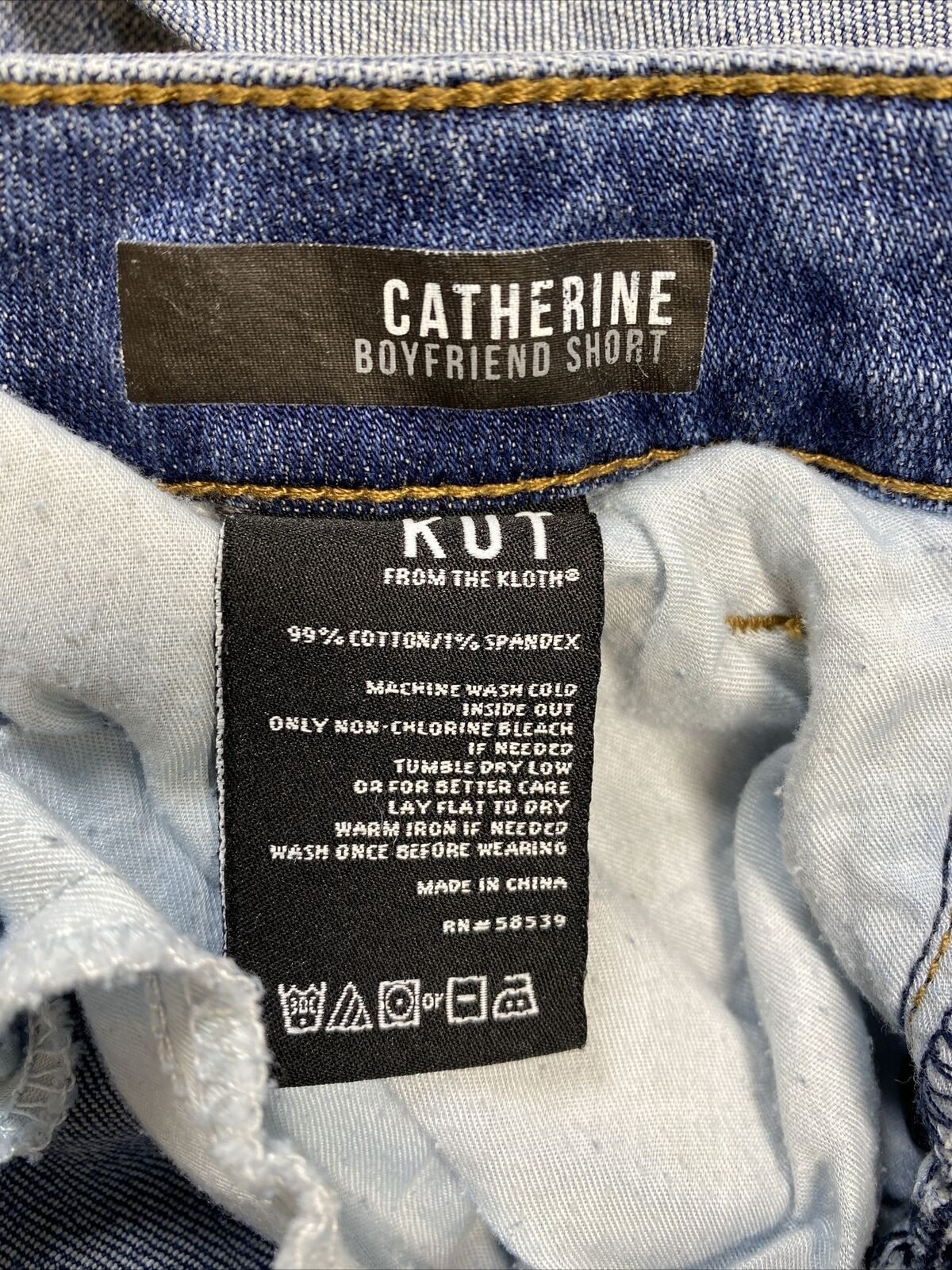 Kut from the Kloth Pantalones cortos vaqueros elásticos de lavado medio para mujer - Plus 20W