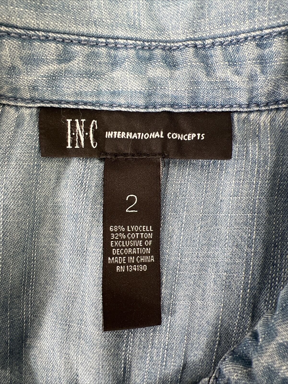 NEW INC Camiseta sin mangas de mezclilla ligera con botones para mujer - 2