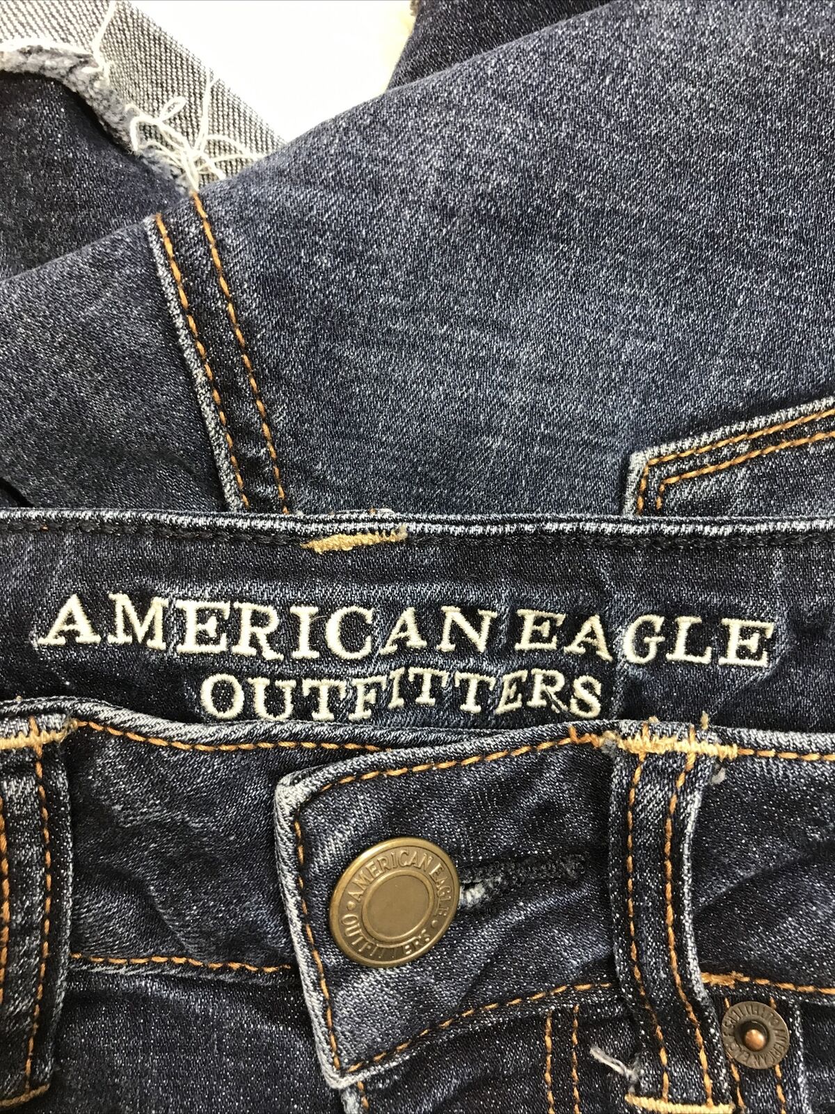 American Eagle Pantalones cortos de talle alto, súper elásticos y con lavado medio para mujer - 2